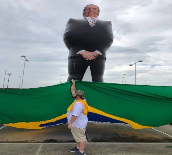 Em discurso em Manaus, Bolsonaro promete dar 'carta branca' para PM matar