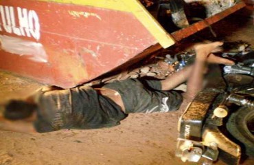 Durante fuga da policia adolescente cai de motocicleta e quebra as duas pernas - Foto
