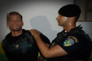 Foragido é preso em flagrante com três facas na cintura