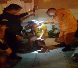 NA CABEÇA: Homem tem moto roubada e é agredido a pauladas