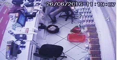 Câmeras registram assalto em farmácia no centro de Porto Velho - VÍDEO
