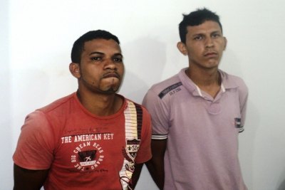 Dupla é presa acusada de roubar motocicleta
