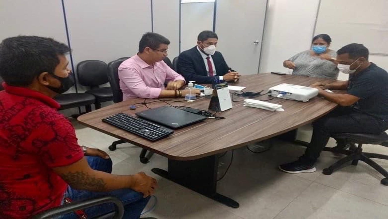 MELHORIAS: Marcio Pacele se reúne com Semur para tratar sobre regularização do bairro Areal