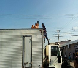 INUSITADO: Mulher sobe em caminhão e fica pelada