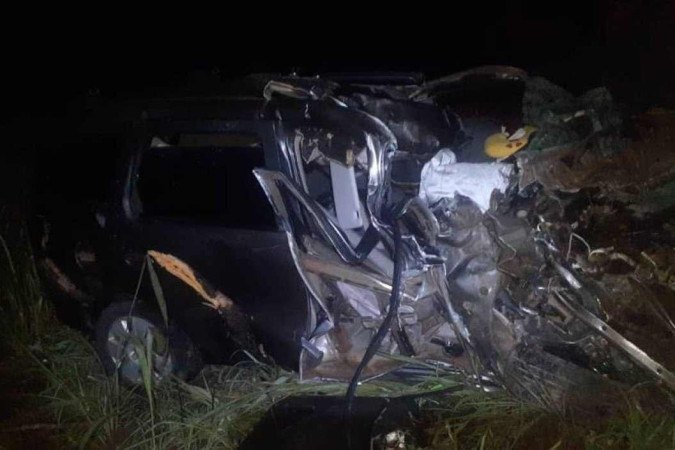 MORTOS: Batida de frente entre ônibus e carro pequeno mata família