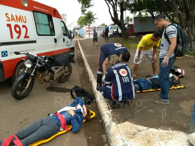 ACIDENTE: Choque entre moto e carro deixa casal ferido na capital