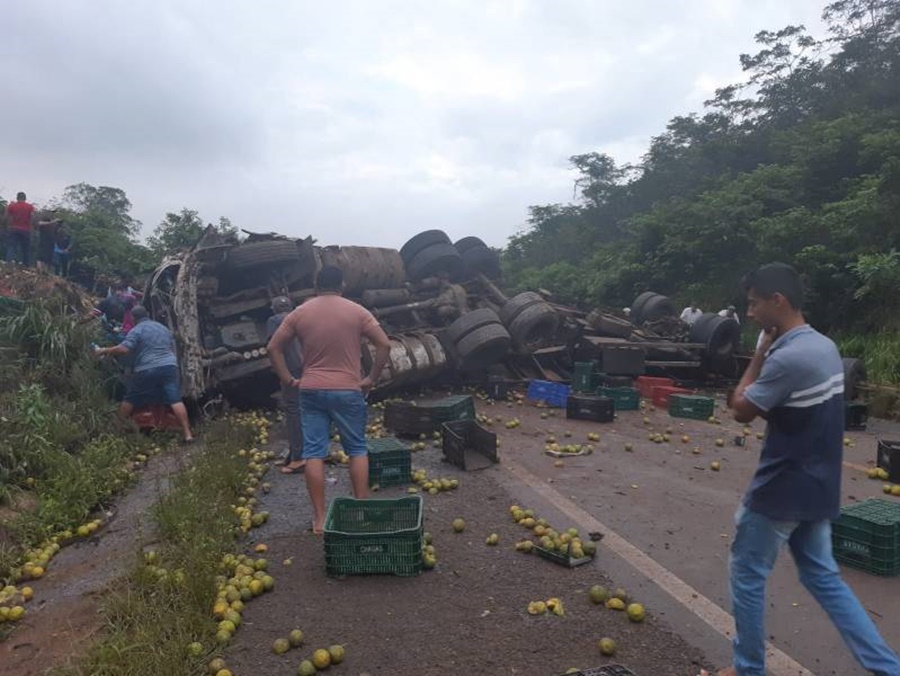 LARANJAS: Caminhão tomba na BR 364 e interdita as pista nos dois sentidos