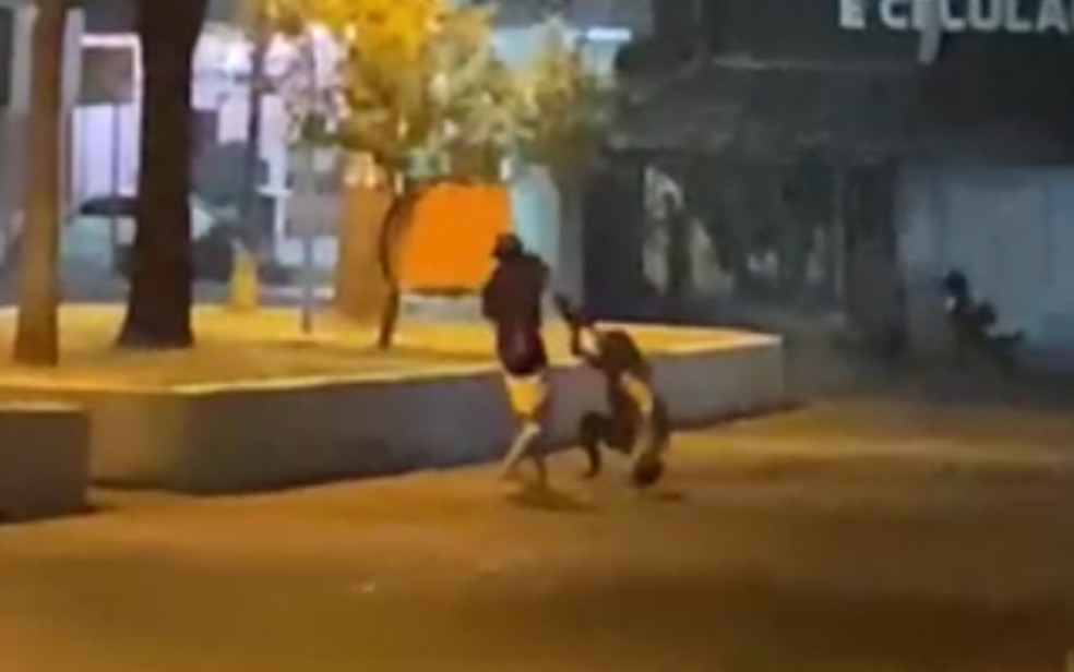 INCONFORMADO: Mulher é surpreendida na rua pelo ex-marido e espancada com socos no rosto