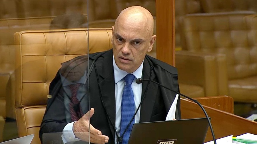 NO BOLSO: Moraes quer multar em R$ 100 mil por hora, caminhões de golpistas
