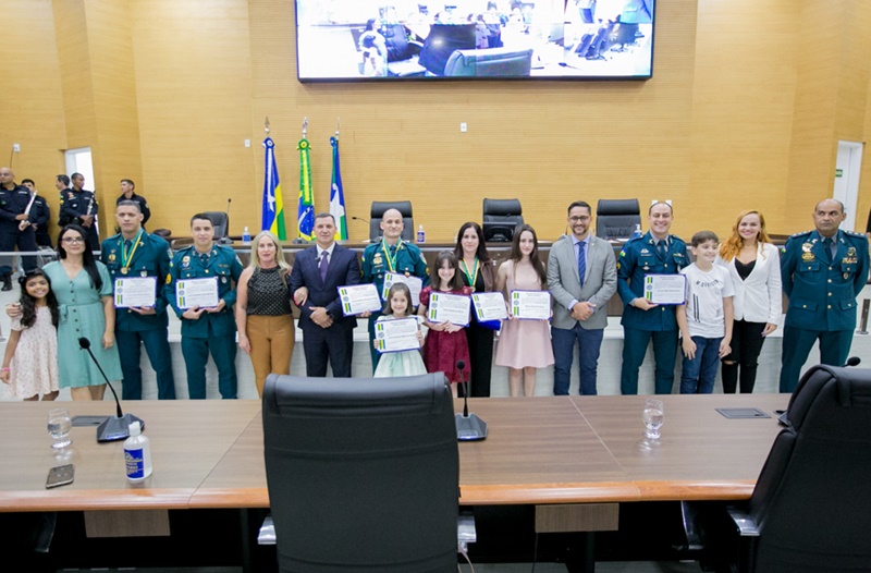 HOMENAGEM: Deputado Anderson Pereira entrega Voto de Louvor e Medalha do Mérito Legislativo