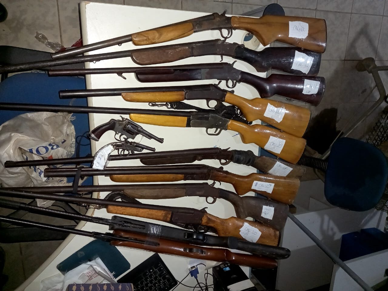 DENÚNCIA: Polícia descobre fábrica de armas caseiras e arsenal é apreendido 