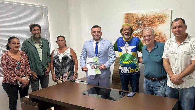 ECONOMIA CRIATIVA:  Projetos de valorização de artesãos e artistas visuais é foco de reunião com deputado