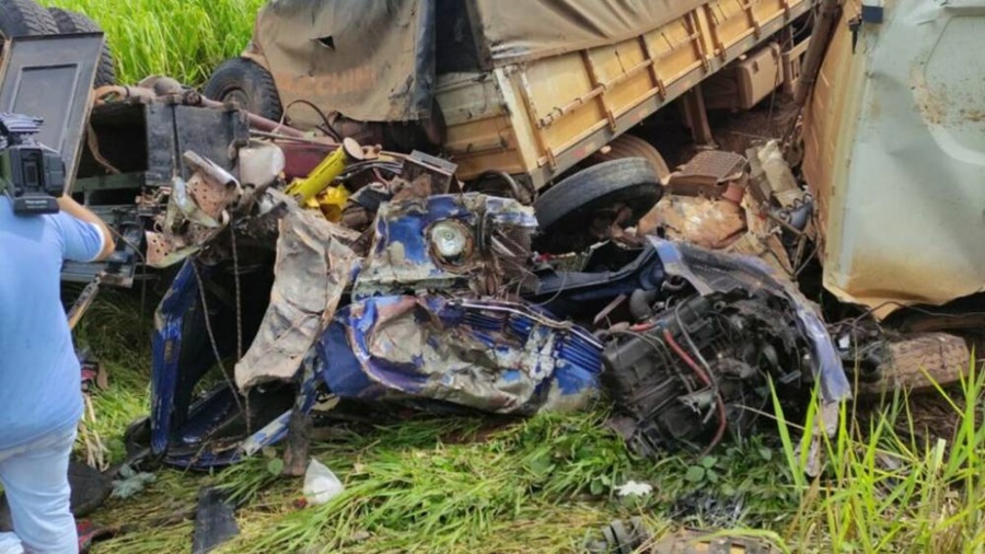 BATIDA: Acidente violento entre carreta e caminhão na BR 364 deixa um morto