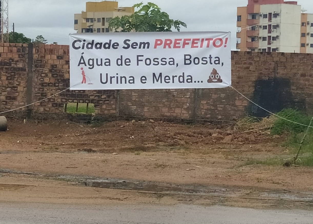 FEDORENTO: ‘Cidade sem prefeito! Água de fossa, bosta, urina e merda’, diz faixa em Porto Velho