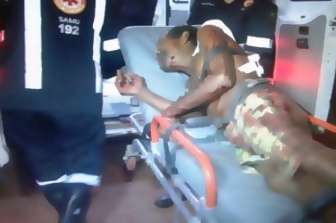 Homem é esfaqueado na frente de sua residência
