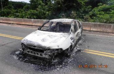 CHUPINGUAIA – Após assalto á banco, bandidos queimam carro durante fuga 