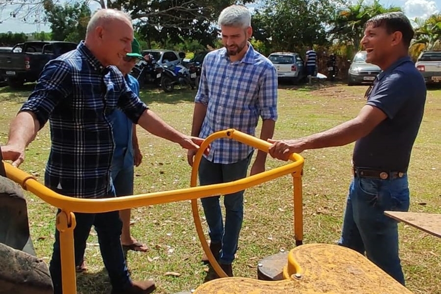 EZEQUIEL NEIVA: Deputado contempla associações rurais com implementos agrícolas