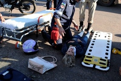 CAOS NO TRÂNSITO - Choque entre motocicletas deixa três pessoas feridas
