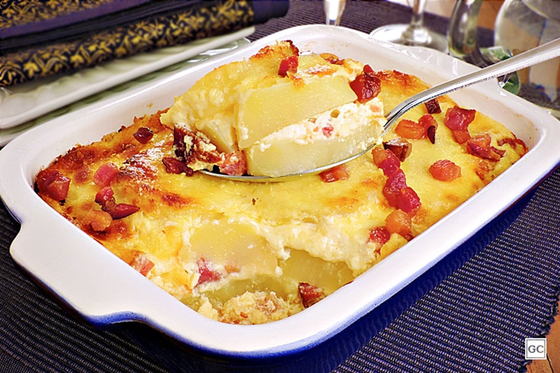 RECEITA: Aprenda a fazer uma saborosa batata gratinada com bacon