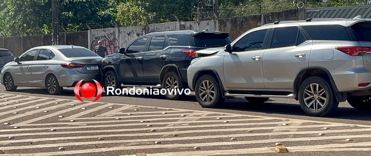 ENGAVETAMENTO: Duas SW4 e Honda City se envolvem em forte batida na Calama 