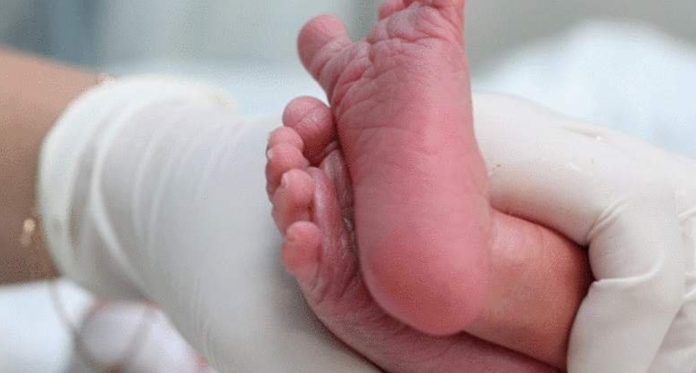 TRISTEZA: Bebê abandonada no telhado morre em Maternidade de Manaus