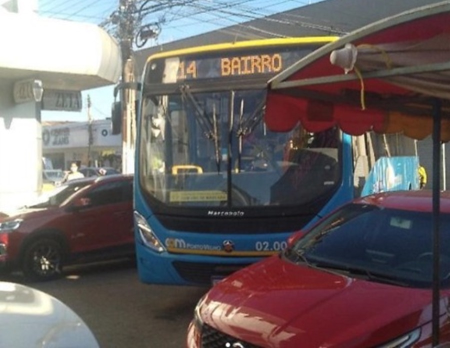 INFRAÇÃO: Ônibus sofre para fazer conversão após carros estacionarem na esquina de via