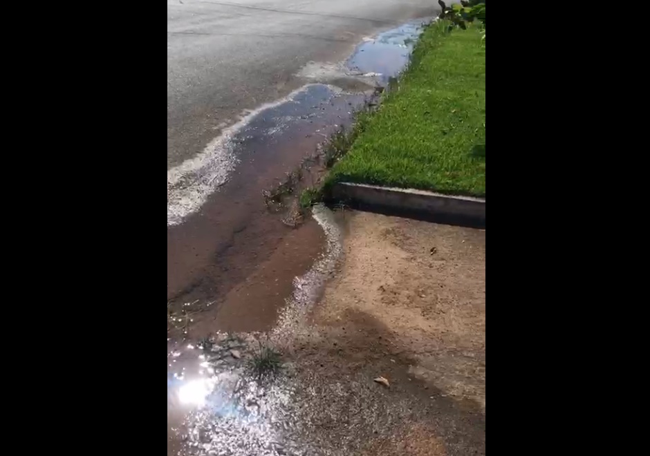 VÍDEO: Vazamento de água revolta morador da região Central da capital