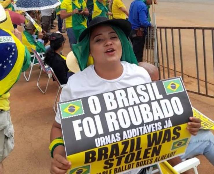 MAIS DE UMA SEMANA: Vilhenense acampa em frente a quartel em Brasília e pede golpe militar