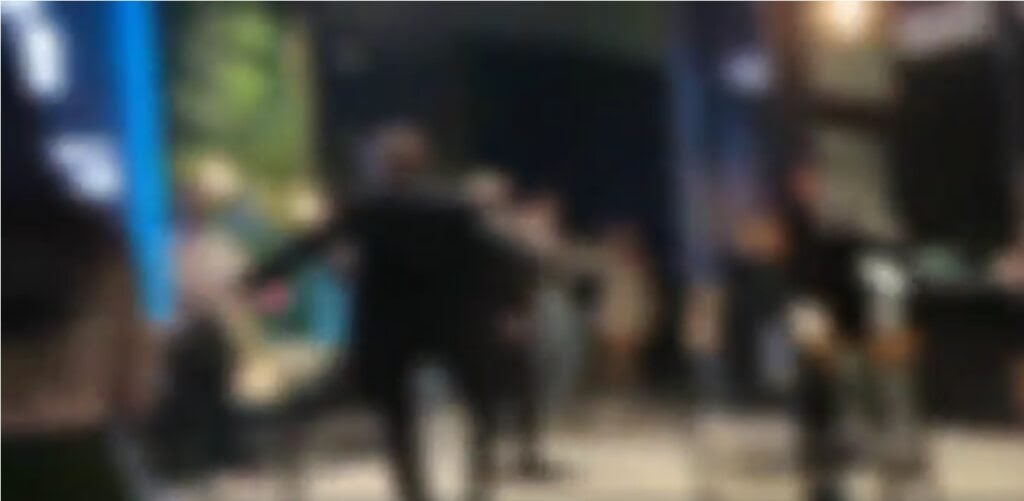 HOSPITALIZADO: Jovem é espancado após confusão generalizada na frente de boate 