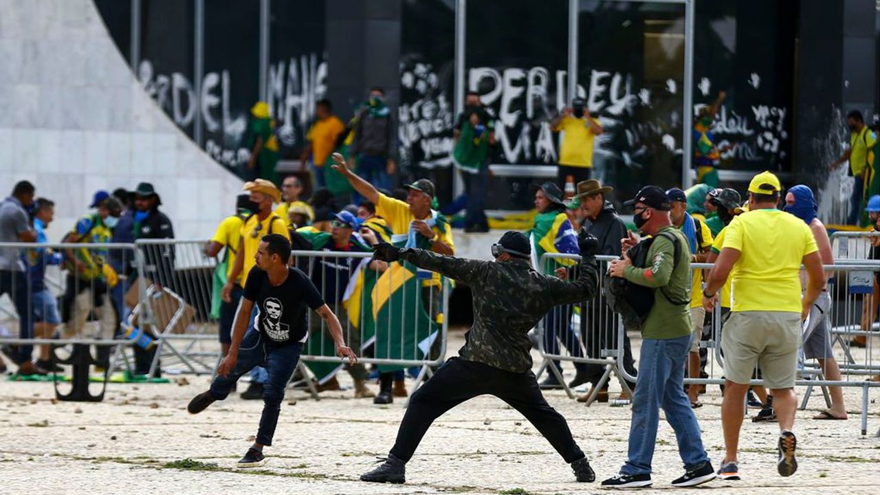 8 DE JANEIRO: Bolsonaro podia ajudar famílias de bolsonaristas presos com o que arrecadou 