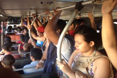 CENA DA CIDADE – Passageiros reclamam de atraso de ônibus e perigo de lotação - FOTOS