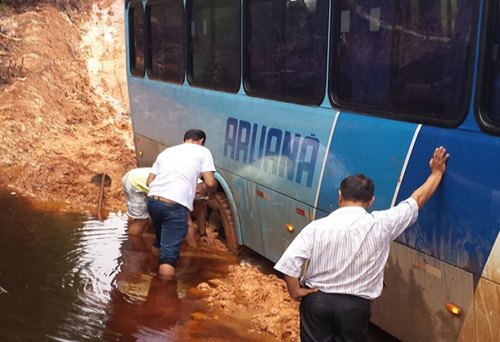 ATOLOU - Passageiros pagam duzentos reais para concluir viagem na 319