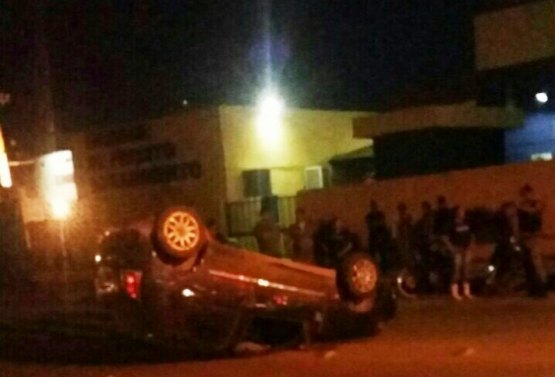 Motorista capota ao bater em carro estacionado em frente a UPA

