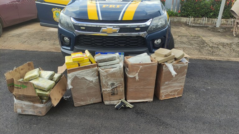 VÍDEO: Caminhoneiro é flagrado com cerca de 150 Kg de drogas e arma de fogo 