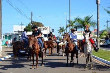 Cavalgada marca abertura da 30º Expovil
