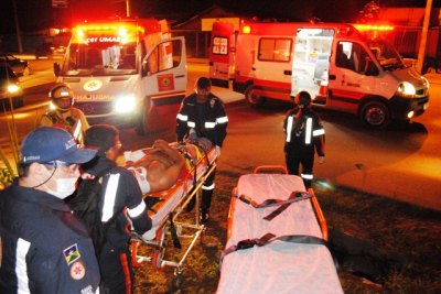 Colisão entre carro e moto deixa duas pessoas feridas
