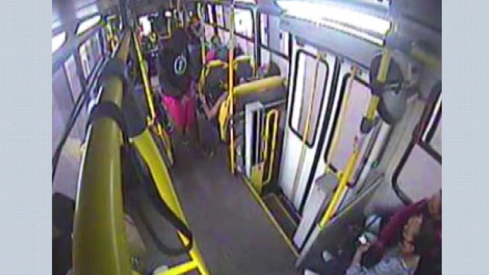 'TERROR NO BUZÃO': Bandidos armados fazem arrastão em ônibus na zona Leste