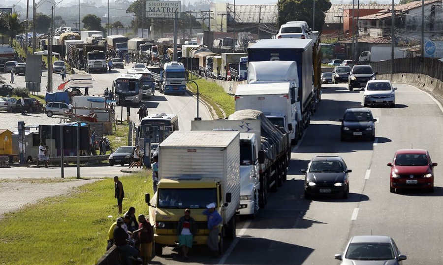 DINHEIRO: Caminhoneiros e taxistas recebem auxílio nesta terça-feira(18)