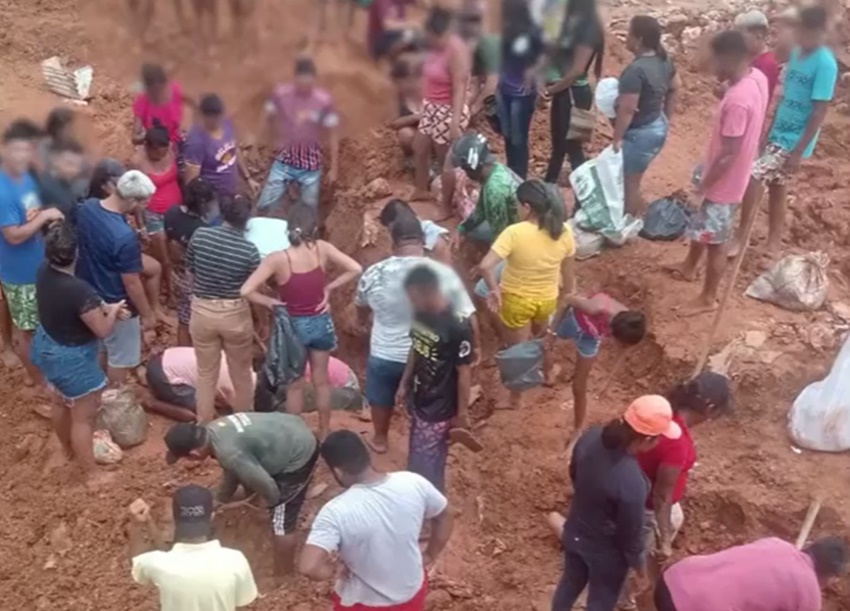 FOME: População invade lixão e desenterra frango para comer; VÍDEO