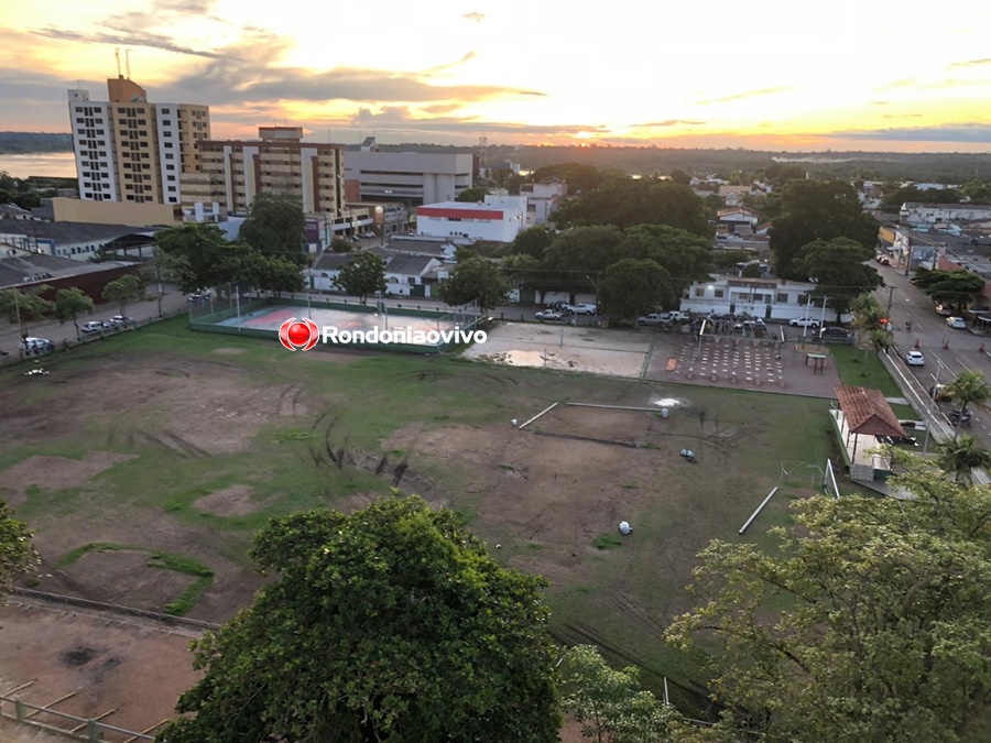 DESTRUÍDO: Campo de futebol da 17ª Brigada, na capital, está em estado precário 