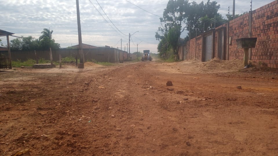 EDWILSON NEGREIROS: Prefeitura limpa e encascalha rua no Jardim Santana após pedido de vereador