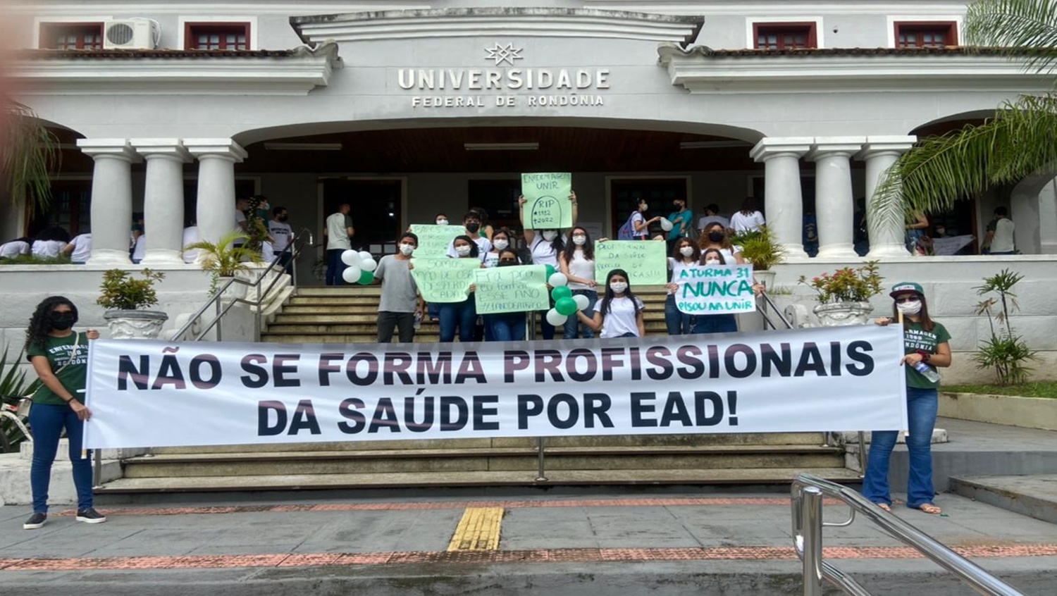REVOLTA: Alunos da área de Saúde fazem protesto e pedem volta das aulas práticas