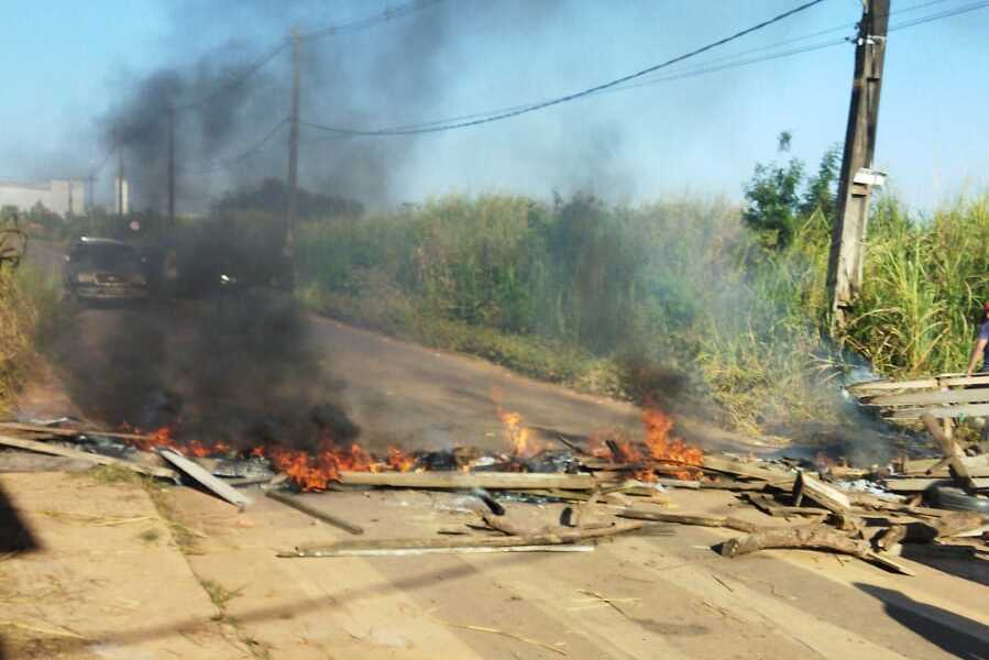 PROTESTO: Moradores do bairro Aparecida fecham ruas da Zona Leste da capital