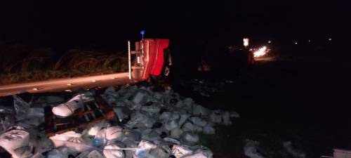 Carreta carregada de fertilizantes tomba na BR-364