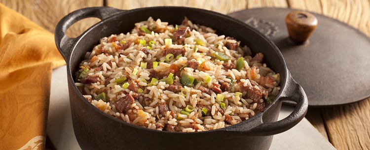 SABOROSO: Confira o passo a passo de como fazer o arroz carreteiro no almoço