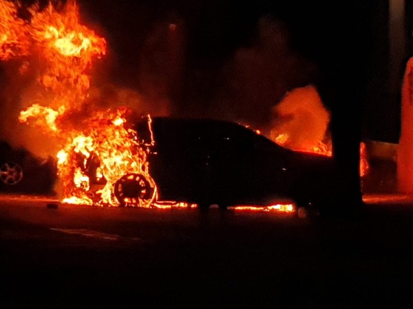 CRIMINOSO: Veículo Mercedes é incendiado e mulher aciona PM para o marido