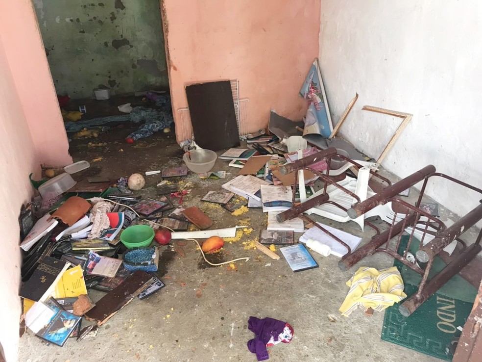 DESCONTROLADO: Filho tenta agredir a mãe, ataca irmã a pauladas e destrói tudo em casa 