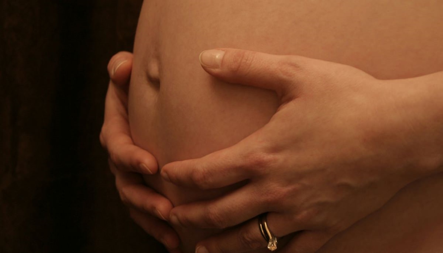 COVARDIA: Grávida é espancada e roubada em casa pelo vizinho