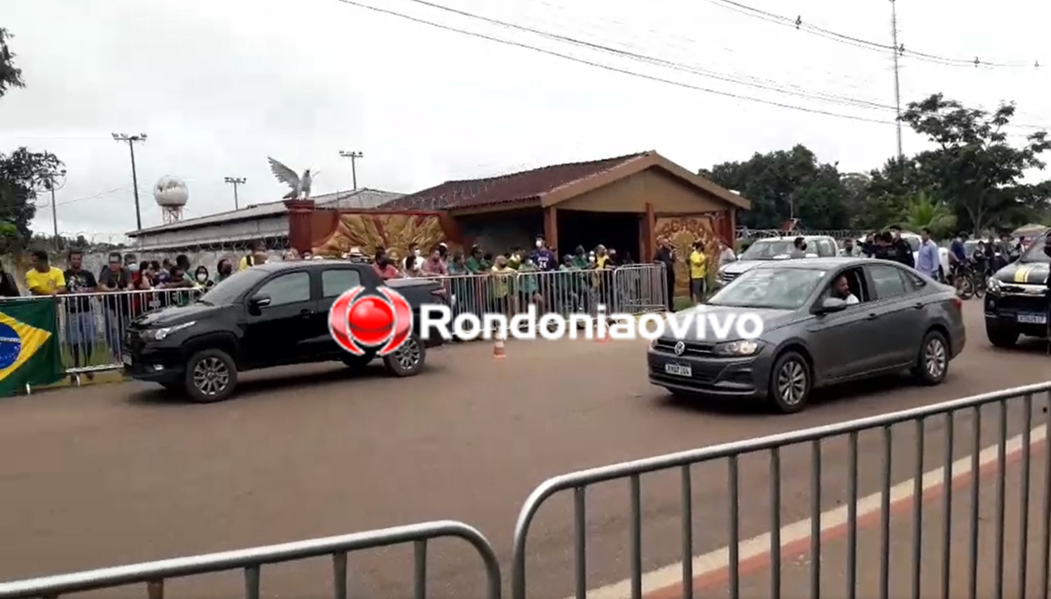 ESPAÇO ALTERNATIVO: Filas enormes se formam para receber o Presidente Jair Bolsonaro