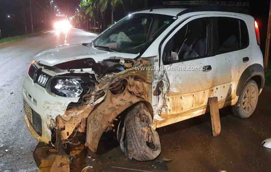 ACIDENTE: Uno é abandonado no meio da BR-364 depois de colidir em caminhão